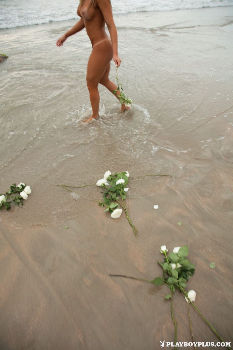 Eager Beauty Juliana Salimeni Splashing Water All Over Her Nude Body