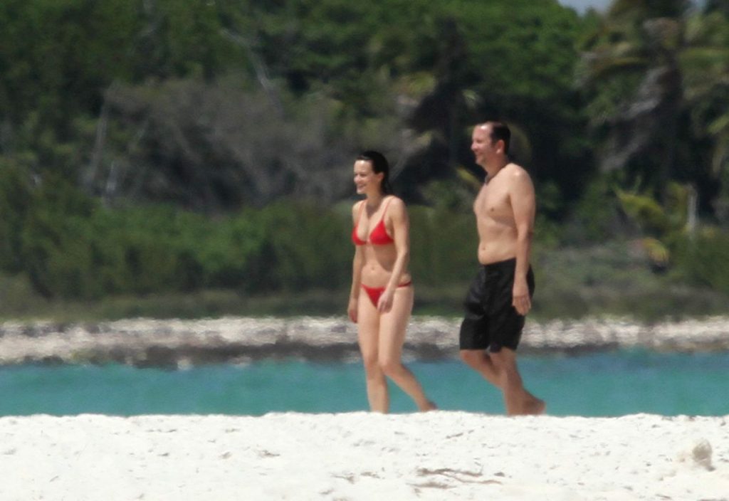 Brunette Actress Carla Gugino Shows Her MILF Body At A Fancy Beach