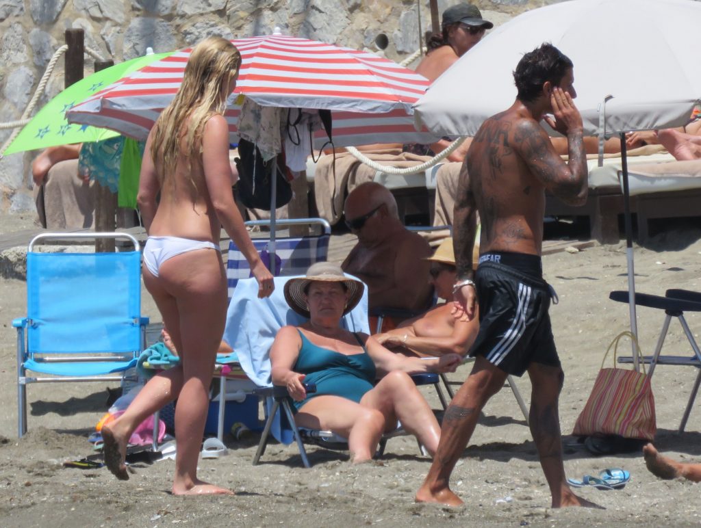 Sigrid Bernson caught topless on a beach in Marbella gallery, pic 8