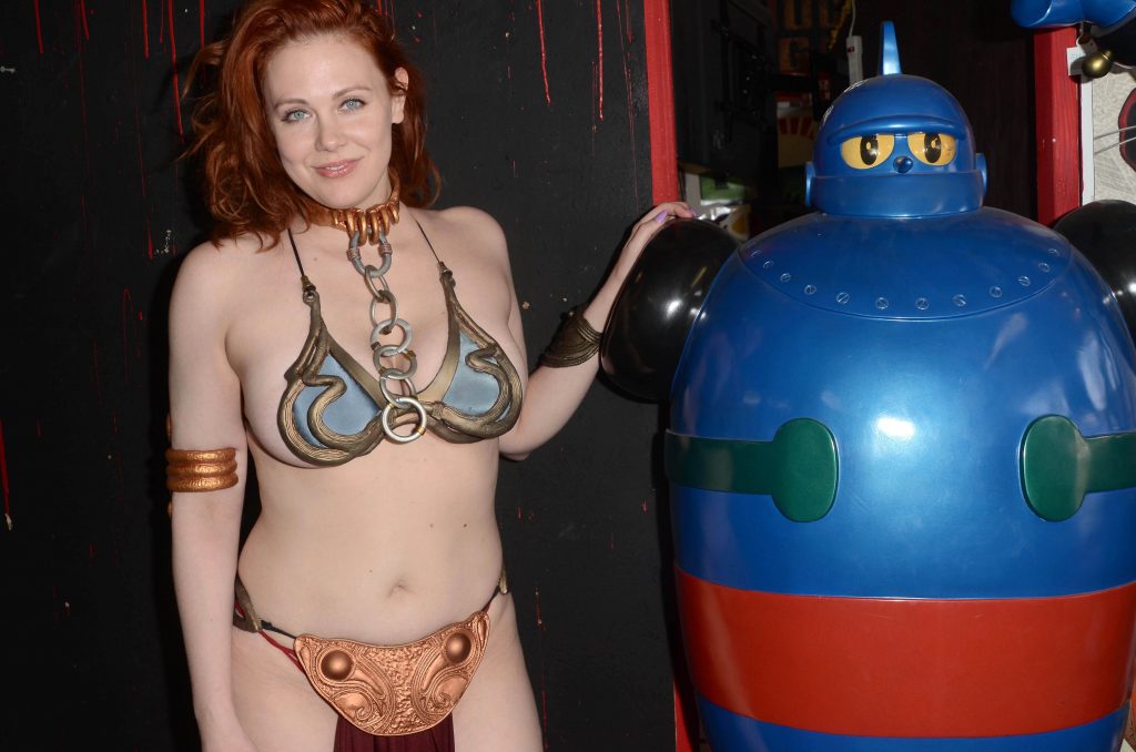 Maitland Ward posing in her Slave Leia costume at Meltdown Comics event gallery, pic 88