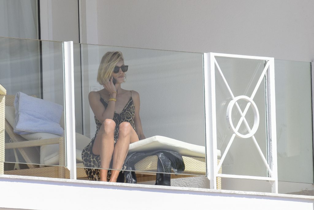 Leggy blond-haired bombshell Anja Rubik accidentally exposes herself gallery, pic 34