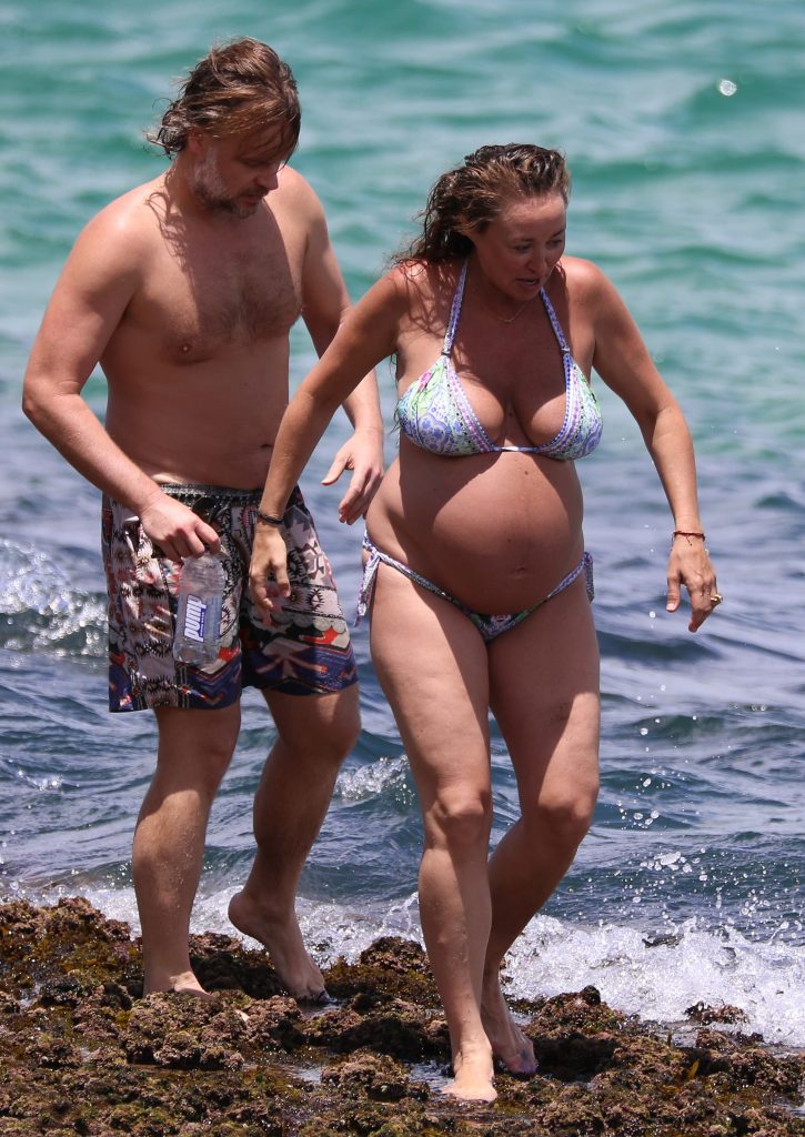 Topless pictures of pregnant Camilla Franks at Australian beach gallery, pic 42