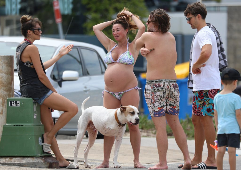 Topless pictures of pregnant Camilla Franks at Australian beach gallery, pic 56