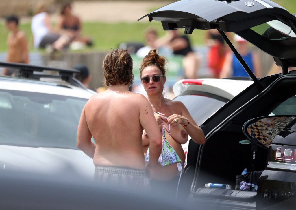 Topless pictures of pregnant Camilla Franks at Australian beach gallery, pic 72