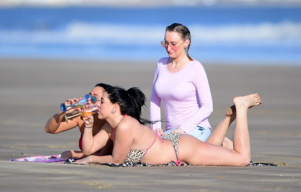 Simone Reed and her trashy girlfriends enjoying fine drinks on a beach gallery, pic 20