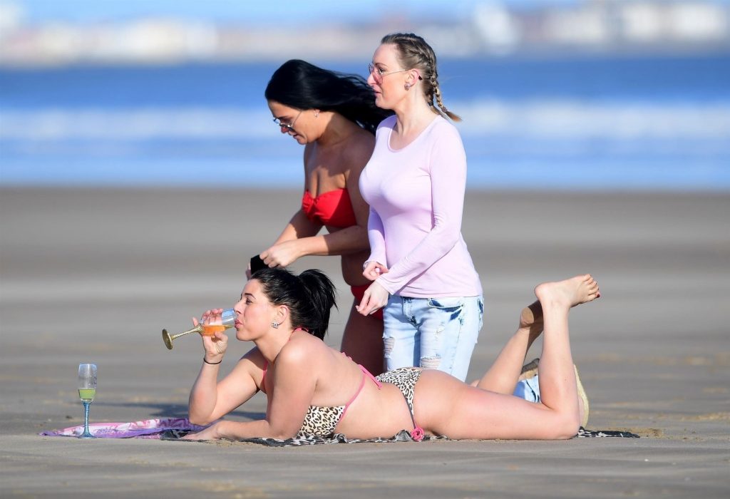 Simone Reed and her trashy girlfriends enjoying fine drinks on a beach gallery, pic 22