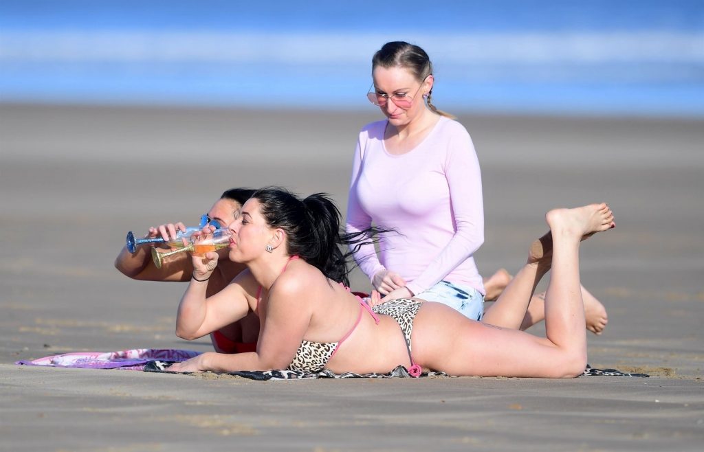 Simone Reed and her trashy girlfriends enjoying fine drinks on a beach gallery, pic 24