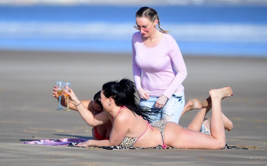 Simone Reed and her trashy girlfriends enjoying fine drinks on a beach gallery, pic 26