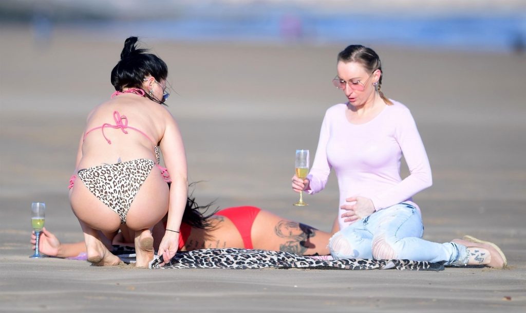 Simone Reed and her trashy girlfriends enjoying fine drinks on a beach gallery, pic 42