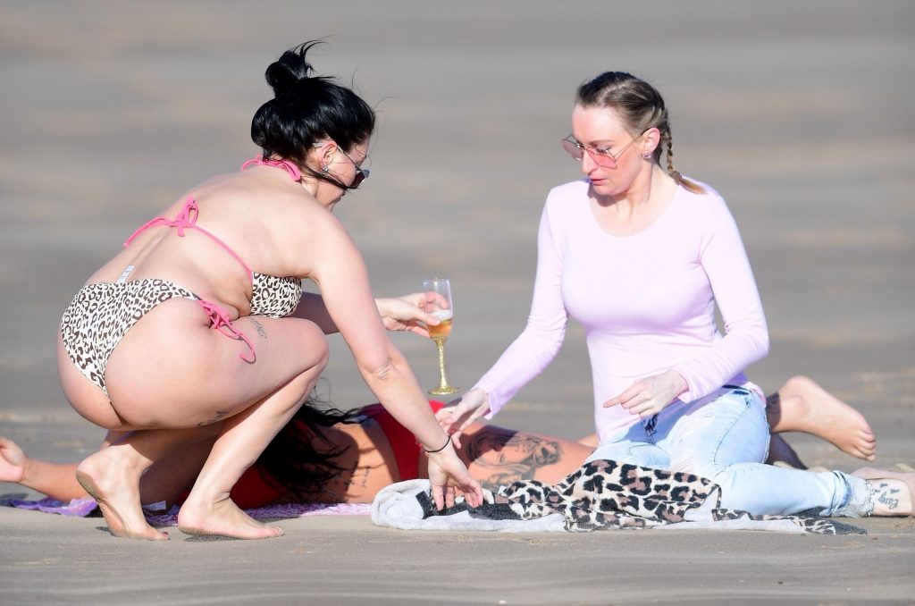 Simone Reed and her trashy girlfriends enjoying fine drinks on a beach gallery, pic 44