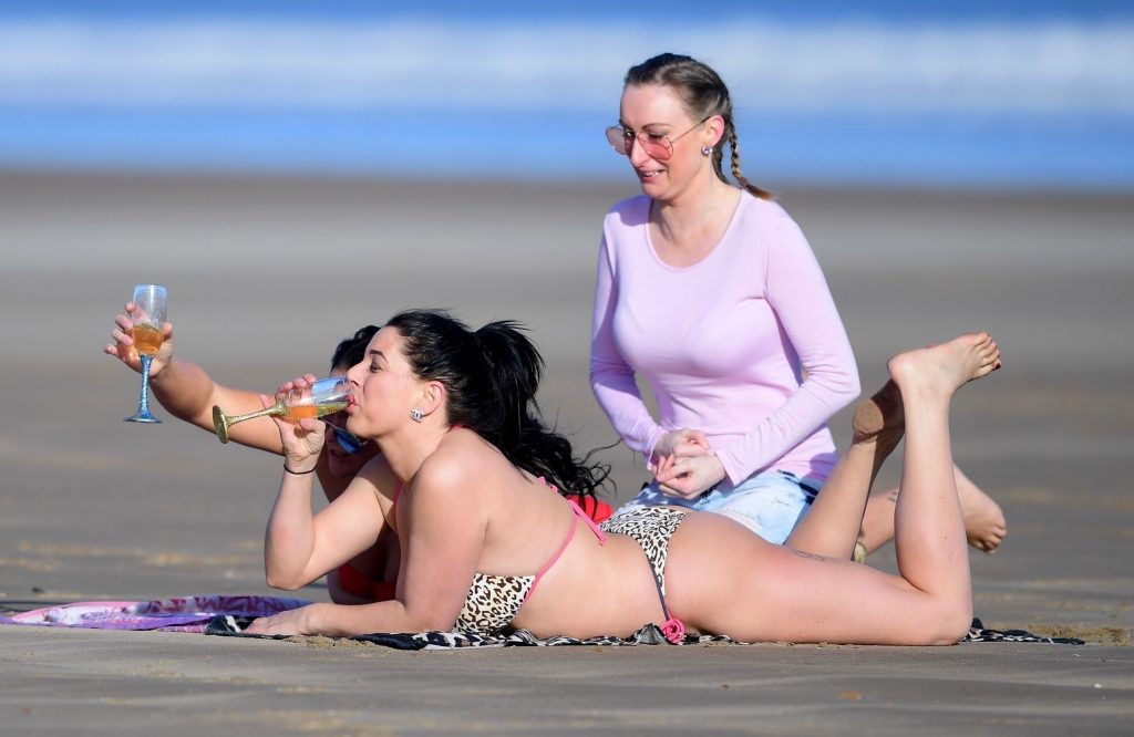 Simone Reed and her trashy girlfriends enjoying fine drinks on a beach gallery, pic 8