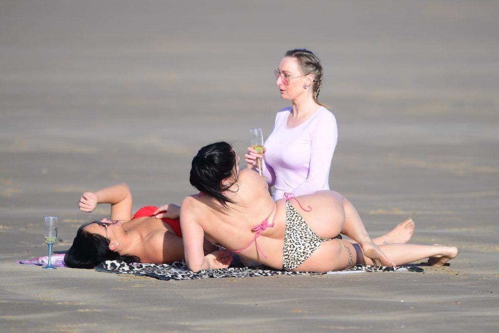 Simone Reed and her trashy girlfriends enjoying fine drinks on a beach gallery, pic 10