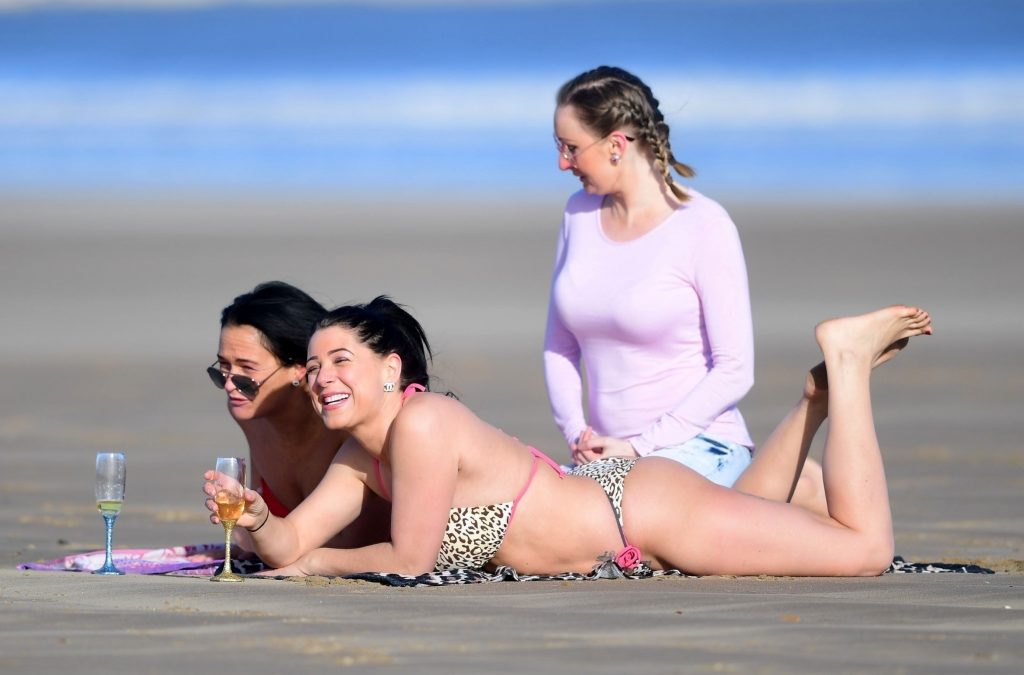 Simone Reed and her trashy girlfriends enjoying fine drinks on a beach gallery, pic 18