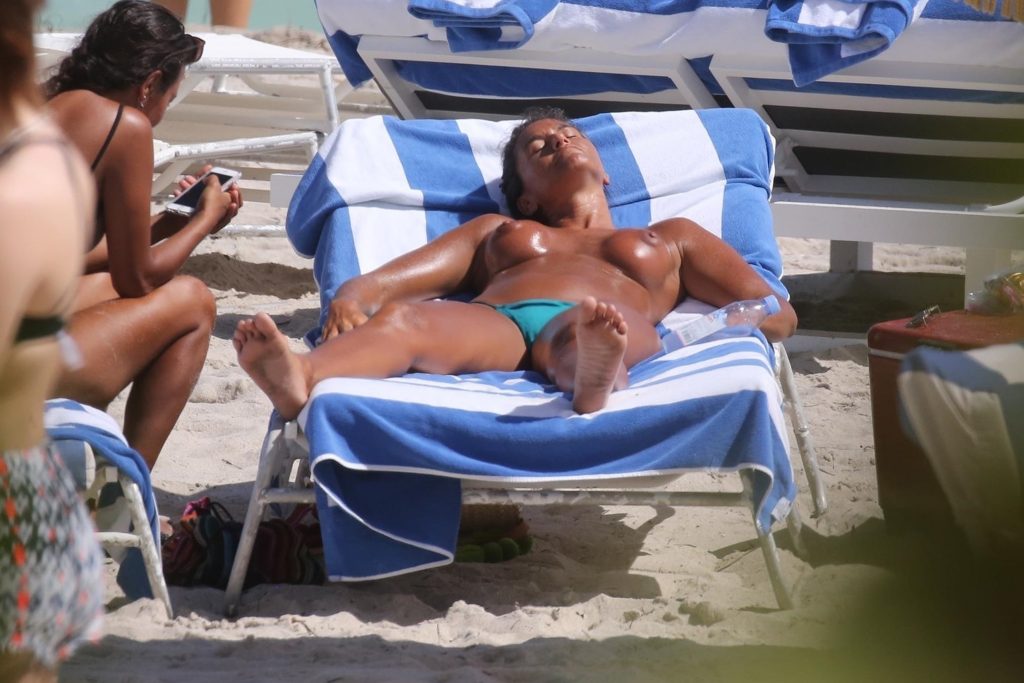 Topless Eda Taşpinar pictures from her latest seaside vacation gallery, pic 14