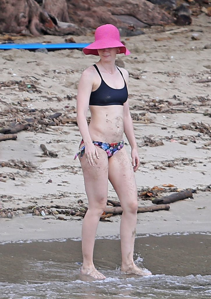 Emily Blunt's HQ bikini pictures from a Quiet Place in Hawaii gallery, pic 8