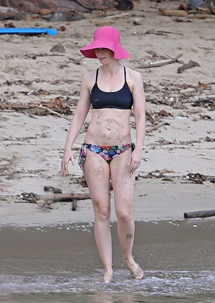 Emily Blunt's HQ bikini pictures from a Quiet Place in Hawaii gallery, pic 10
