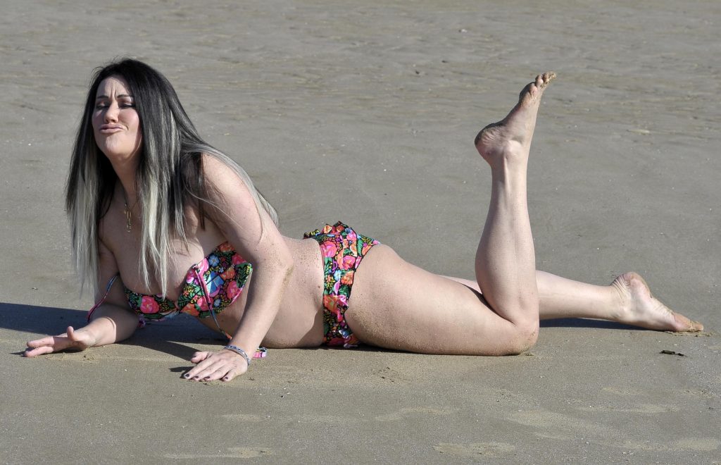 Shameless reality TV sensation Lisa Appleton showing her big tits on a beach gallery, pic 26