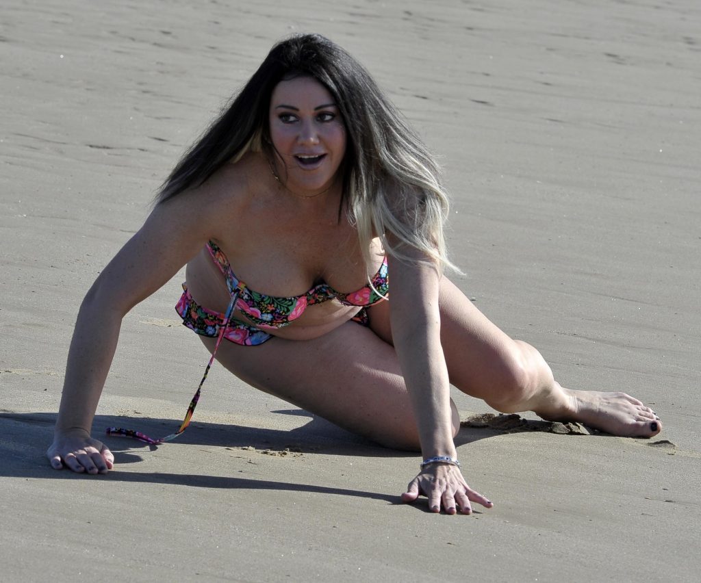 Shameless reality TV sensation Lisa Appleton showing her big tits on a beach gallery, pic 30