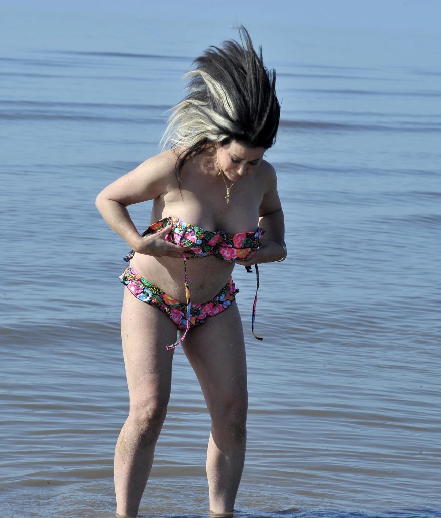 Shameless reality TV sensation Lisa Appleton showing her big tits on a beach gallery, pic 38