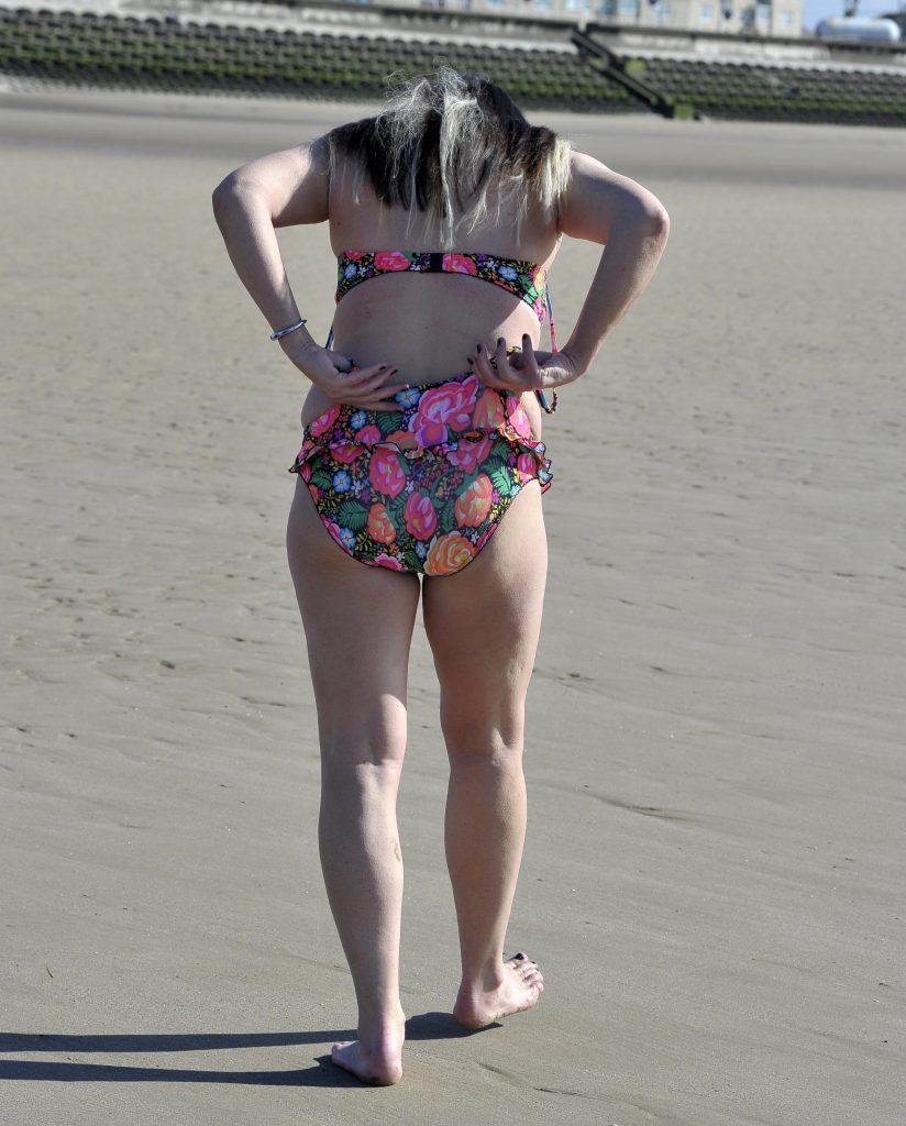 Shameless reality TV sensation Lisa Appleton showing her big tits on a beach gallery, pic 40