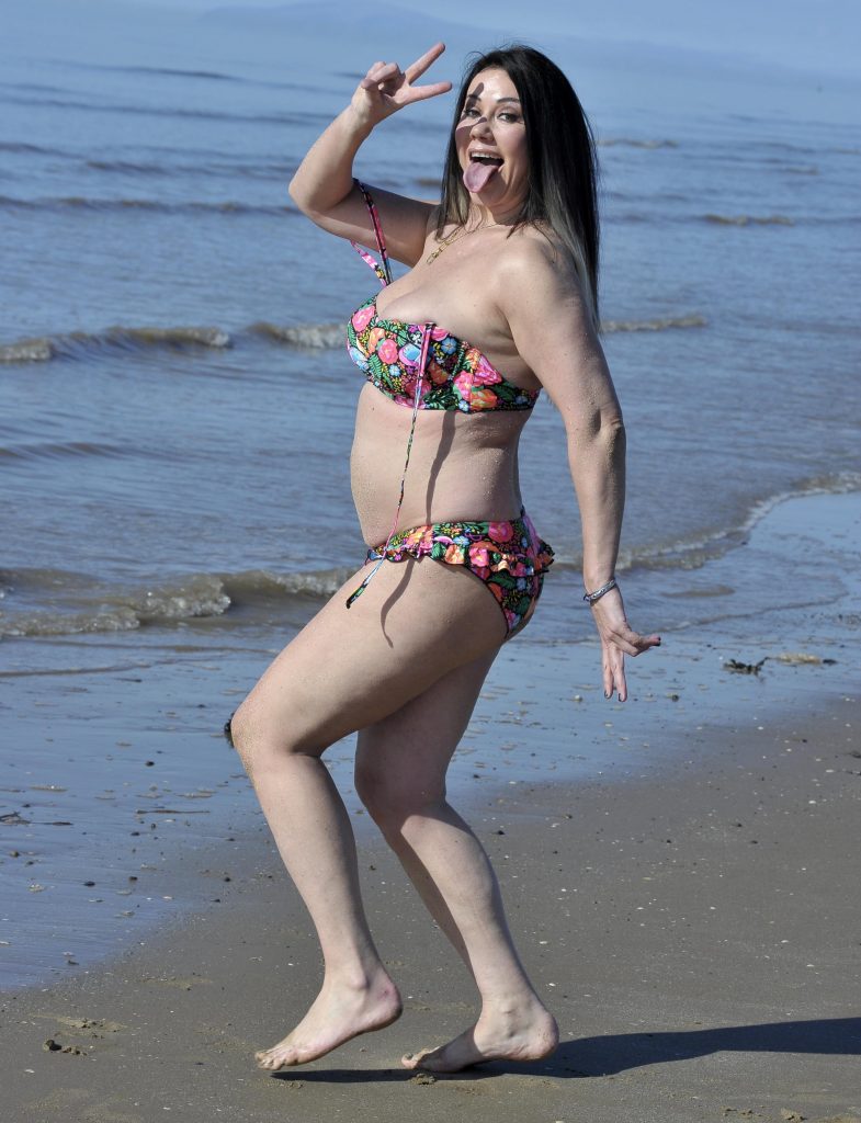 Shameless reality TV sensation Lisa Appleton showing her big tits on a beach gallery, pic 42