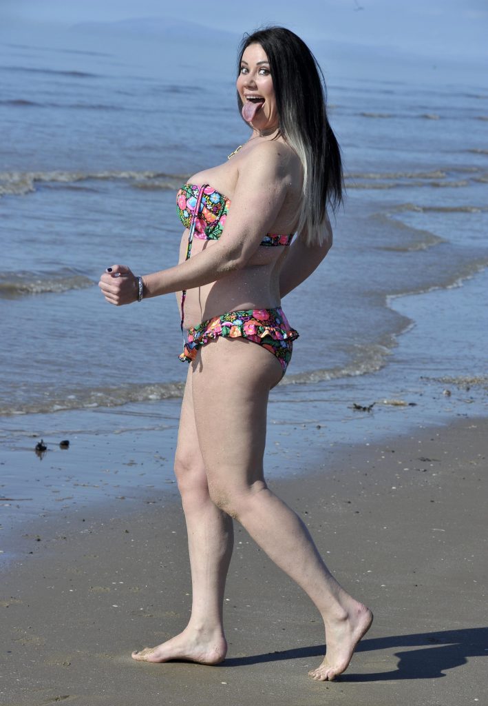 Shameless reality TV sensation Lisa Appleton showing her big tits on a beach gallery, pic 10