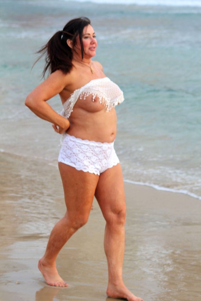 Chubby British MILF stuns in Spain: Lisa Appleton topless pics gallery, pic 88