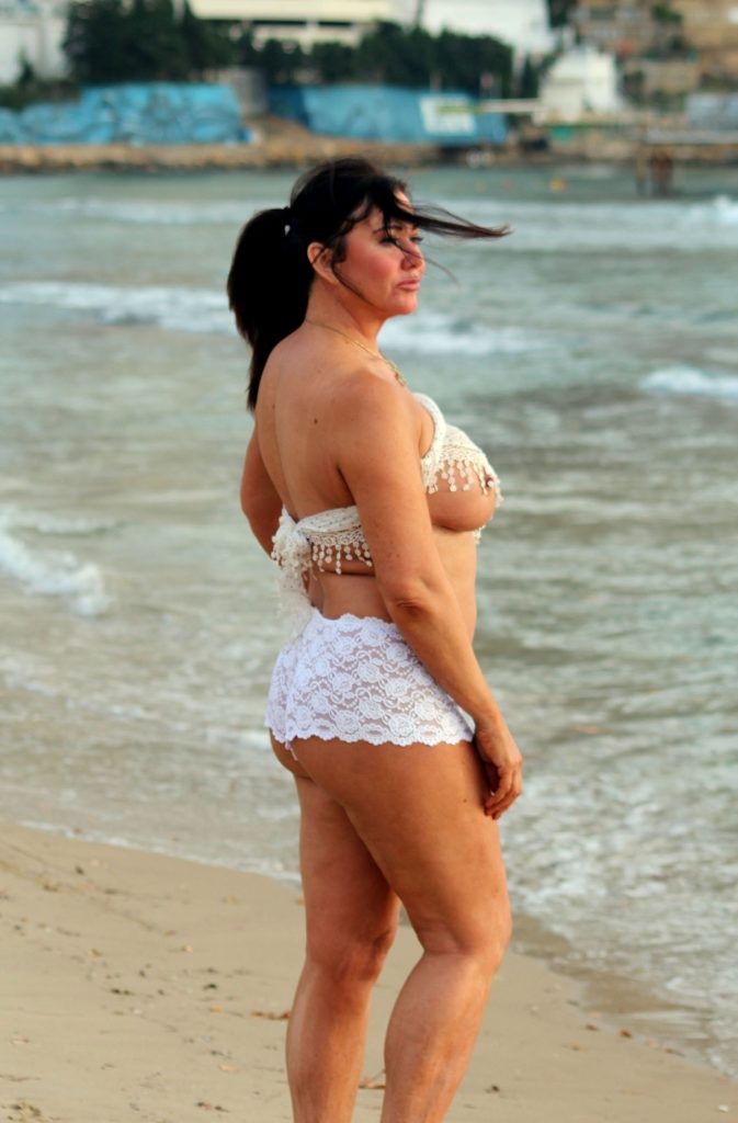 Chubby British MILF stuns in Spain: Lisa Appleton topless pics gallery, pic 126