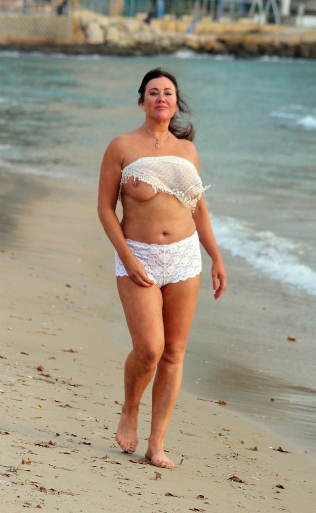 Chubby British MILF stuns in Spain: Lisa Appleton topless pics gallery, pic 128