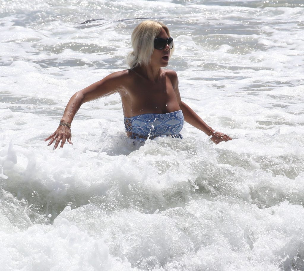 Sexy blonde Shauna Sand looking gorgeous in her bikini back at Malibu gallery, pic 80