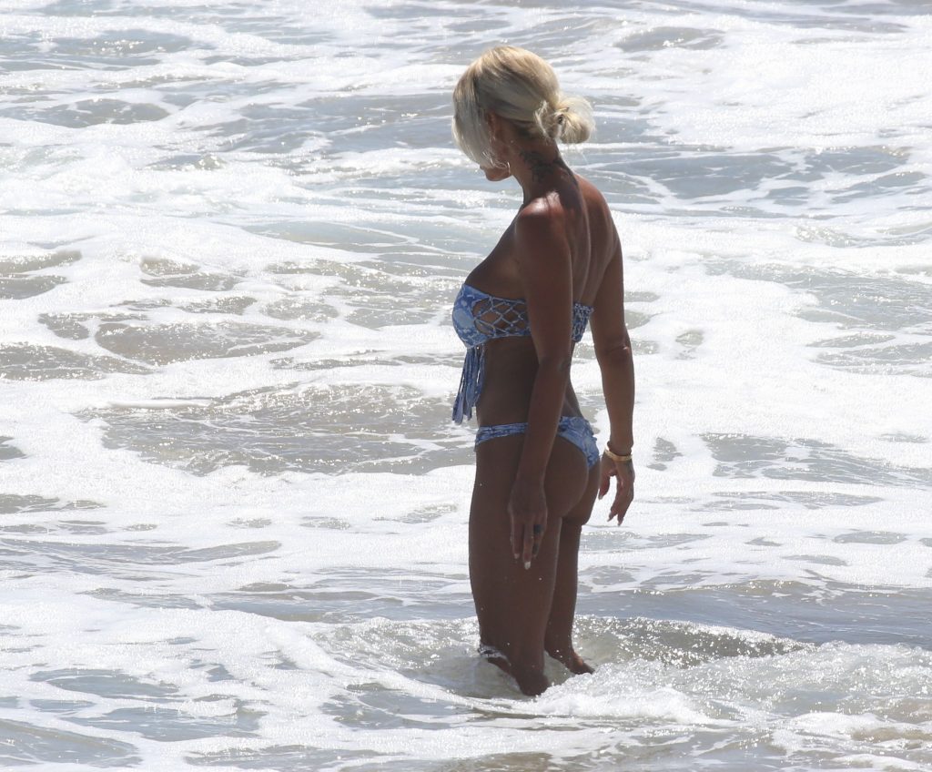 Sexy blonde Shauna Sand looking gorgeous in her bikini back at Malibu gallery, pic 88