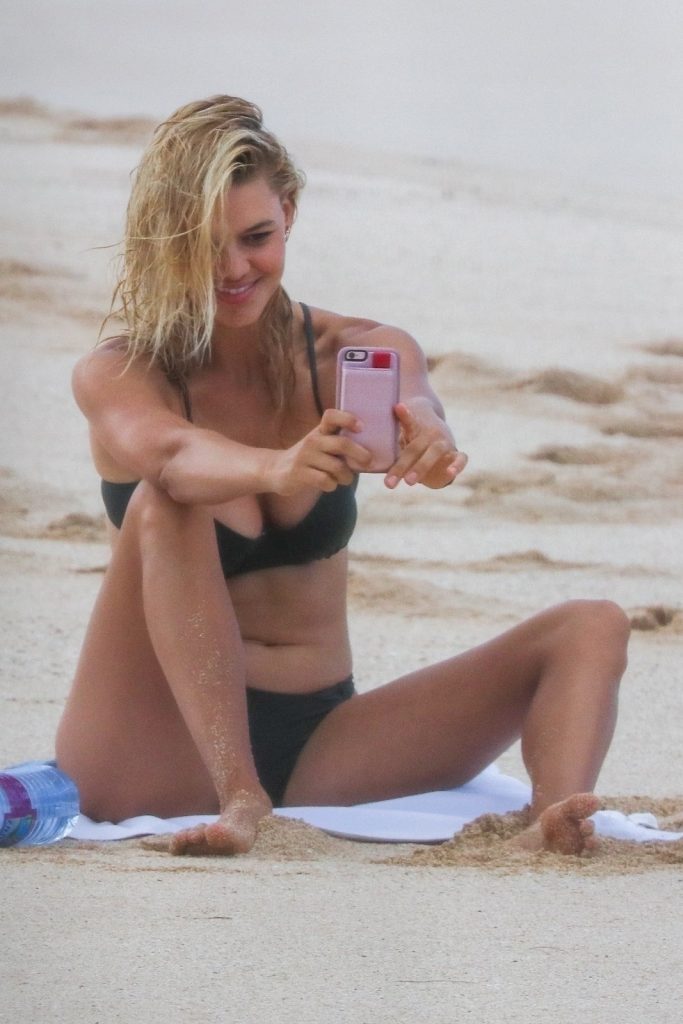 Kelly Rohrbach stuns as she takes off her top to sunbathe topless on a beach gallery, pic 20