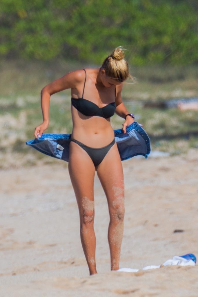 Kelly Rohrbach stuns as she takes off her top to sunbathe topless on a beach gallery, pic 26