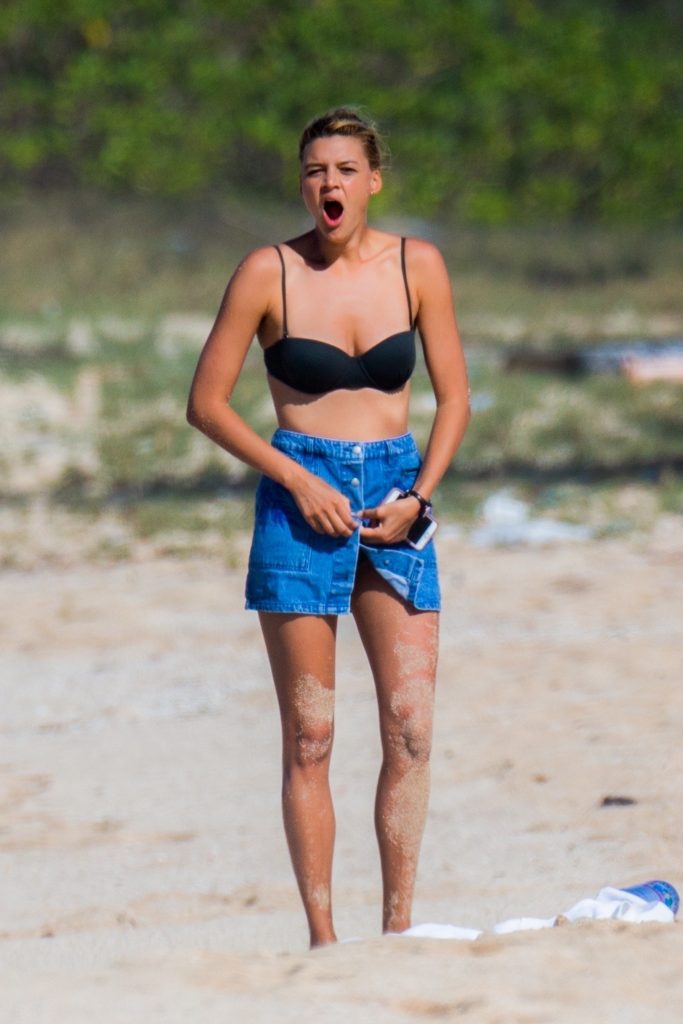 Kelly Rohrbach stuns as she takes off her top to sunbathe topless on a beach gallery, pic 58