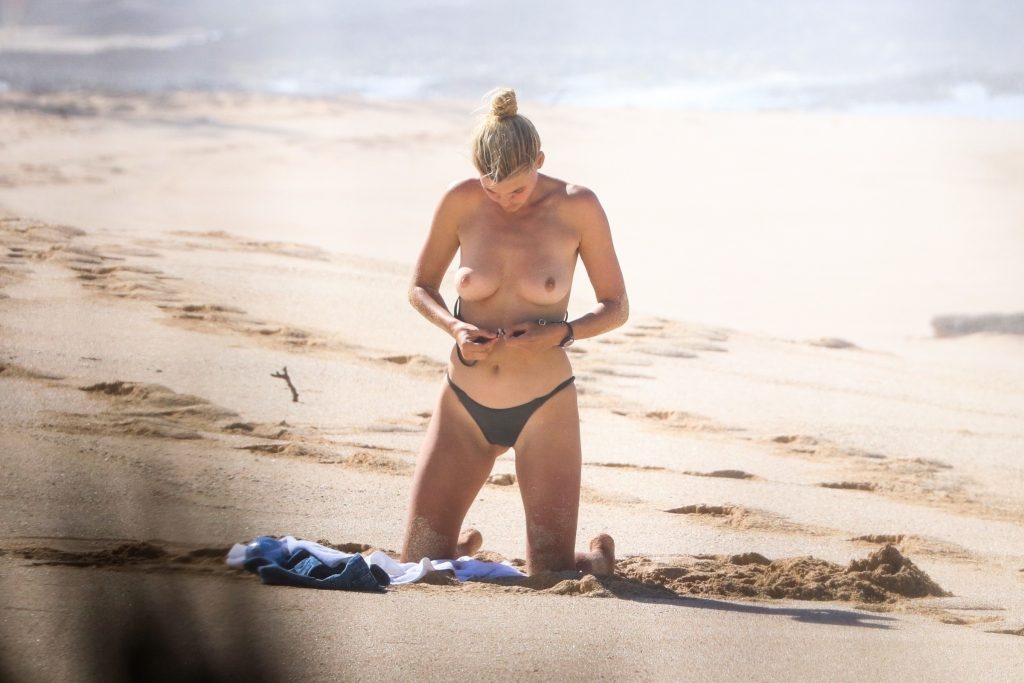 Kelly Rohrbach stuns as she takes off her top to sunbathe topless on a beach gallery, pic 84