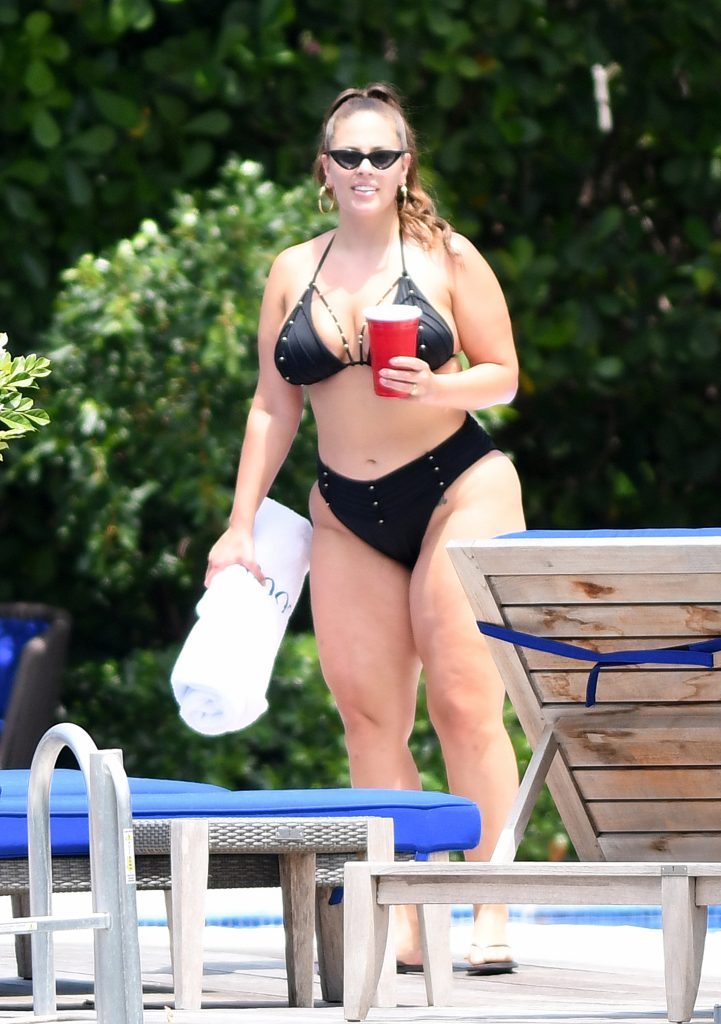 Ashley Graham exposing her extra-thick body in a black bikini gallery, pic 2