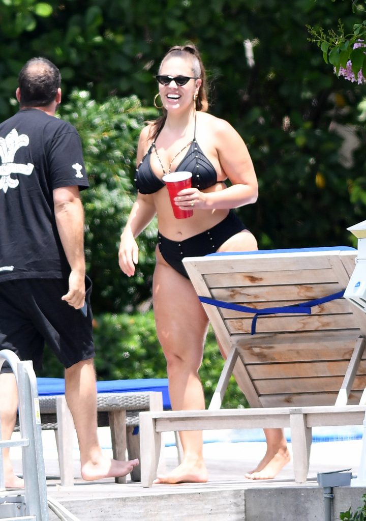 Ashley Graham exposing her extra-thick body in a black bikini gallery, pic 80