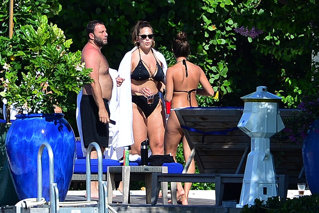 Ashley Graham exposing her extra-thick body in a black bikini gallery, pic 178