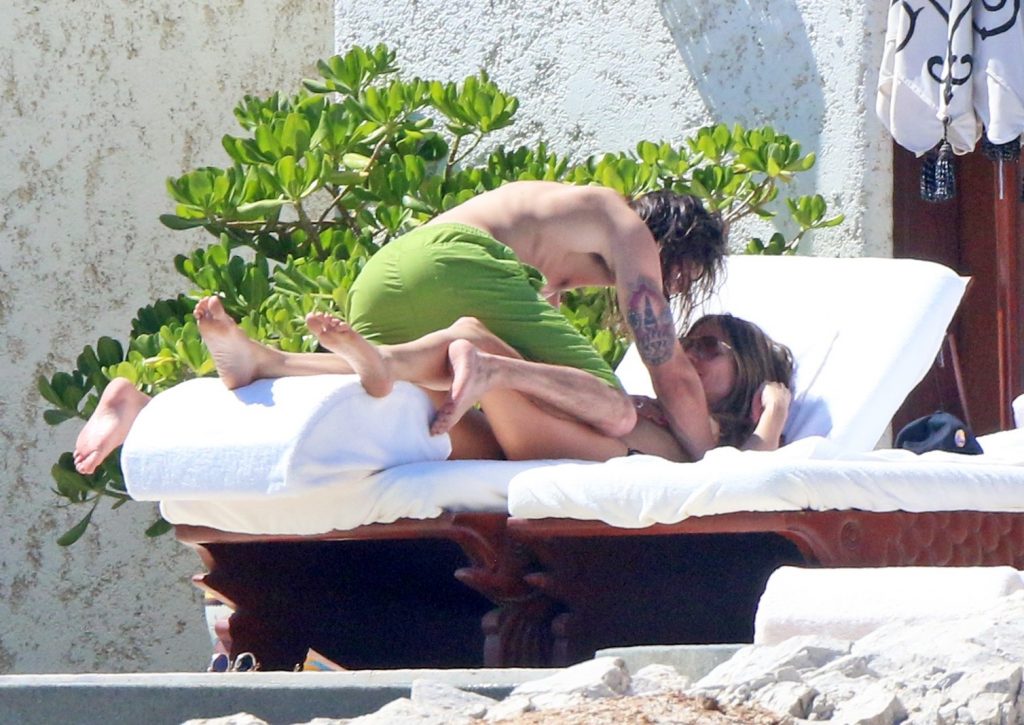 Topless Heidi Klum pictures: making out with her new boy toy  gallery, pic 492