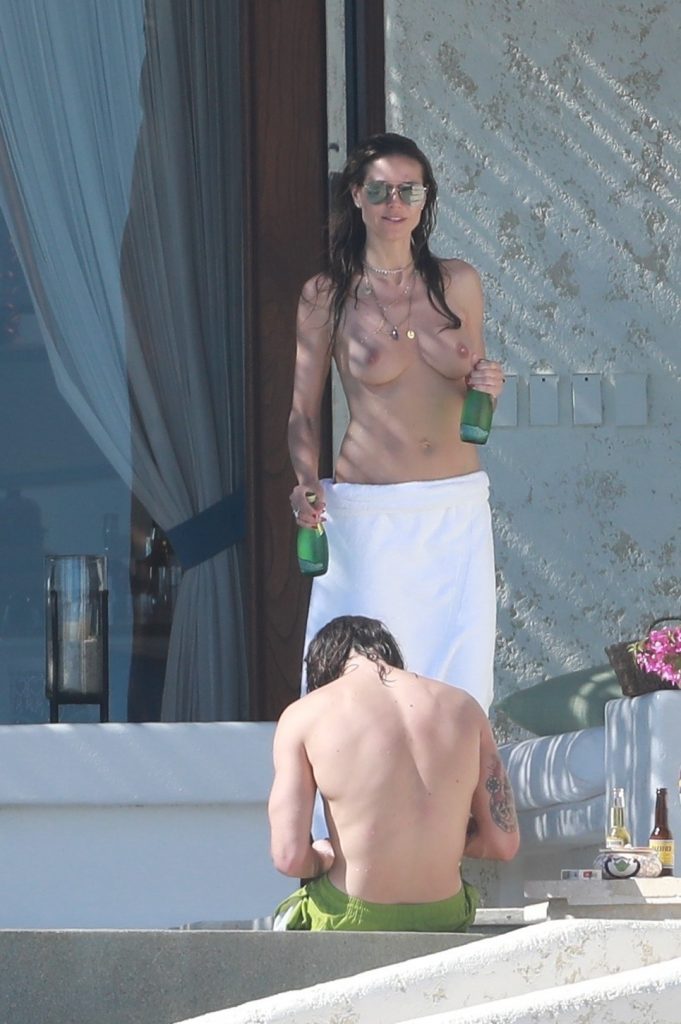 Topless Heidi Klum pictures: making out with her new boy toy  gallery, pic 272