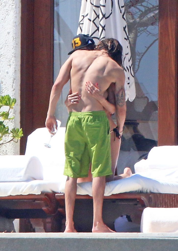 Topless Heidi Klum pictures: making out with her new boy toy  gallery, pic 252