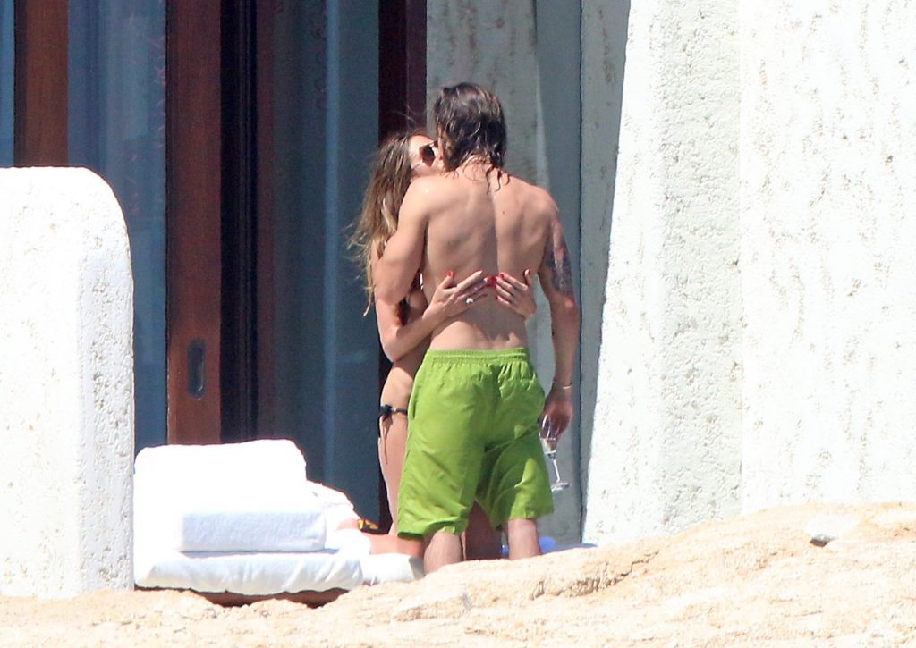 Topless Heidi Klum pictures: making out with her new boy toy  gallery, pic 176