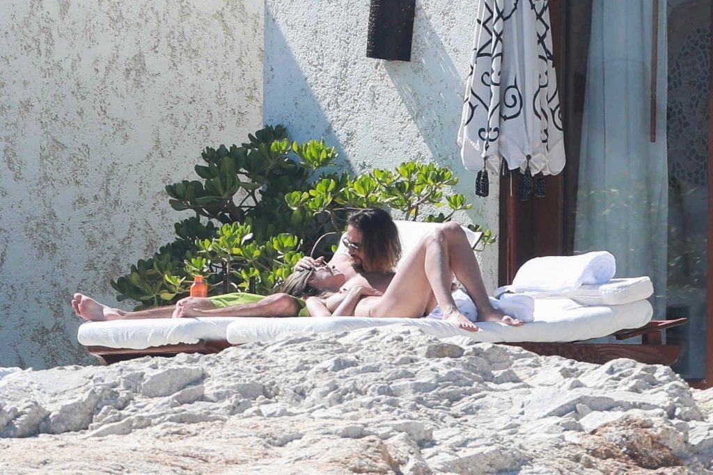 Topless Heidi Klum pictures: making out with her new boy toy  gallery, pic 140
