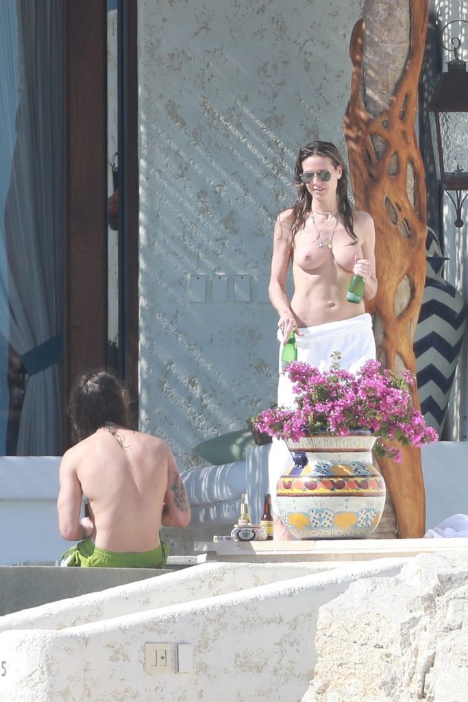 Topless Heidi Klum pictures: making out with her new boy toy  gallery, pic 96