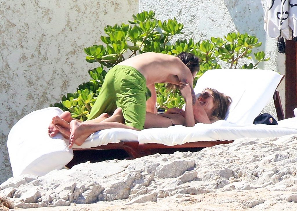 Topless Heidi Klum pictures: making out with her new boy toy  gallery, pic 32