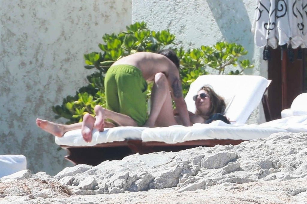 Topless Heidi Klum pictures: making out with her new boy toy  gallery, pic 24
