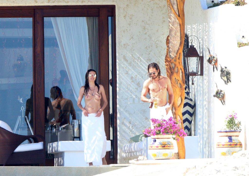 Topless Heidi Klum pictures: making out with her new boy toy  gallery, pic 10