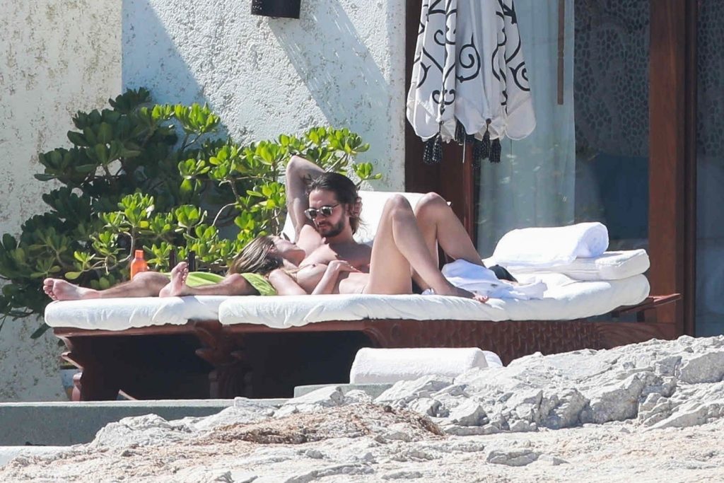 Topless Heidi Klum pictures: making out with her new boy toy  gallery, pic 456