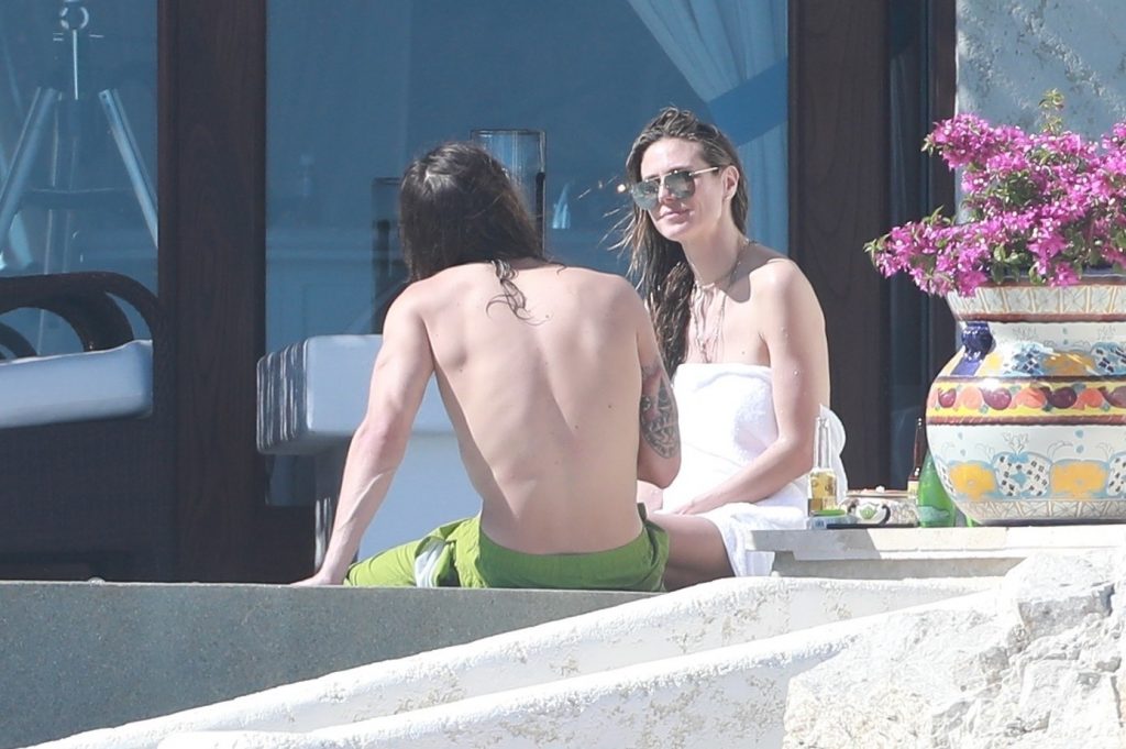 Topless Heidi Klum pictures: making out with her new boy toy  gallery, pic 408
