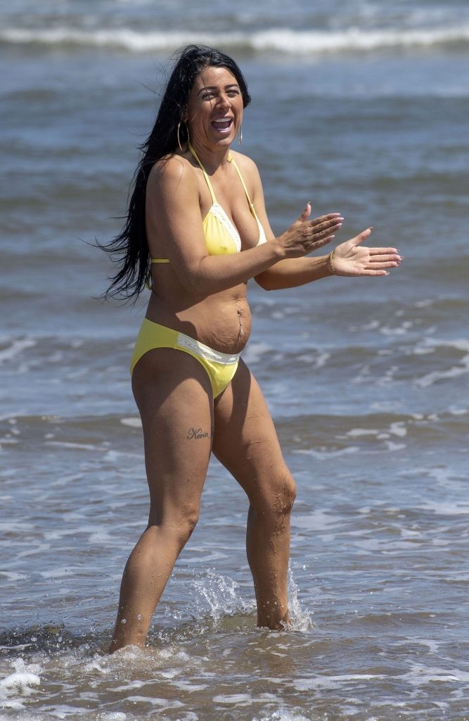 Bikini pics: Simone Reed being real playful on a beach, 27/06/2018 gallery, pic 30